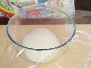 5、鲜肉包子,拿到案板上揉面至光滑，放入大碗中盖上保鲜膜发酵1-2小时