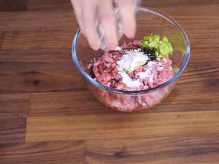6、鲜肉包子,把各种调料加入肉馅中，搅拌，分三次加入清水