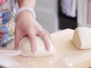 7、鲜肉包子,再次揉面，一切为二，不用的一半保鲜膜包起来