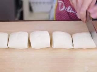 8、鲜肉包子,把另一半搓成长条，切成6份
