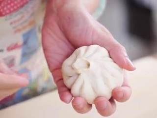 11、鲜肉包子,把手上的面转一圈，捏紧形成金鱼嘴