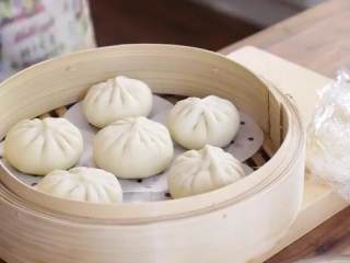 12、鲜肉包子,在蒸笼中放入纸，放上包子