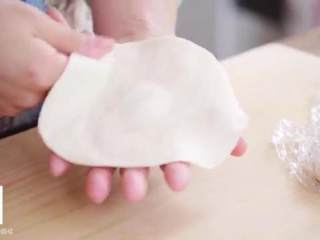 9、鲜肉包子,取一团面搓圆按扁，擀成面片