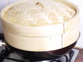 13、鲜肉包子,在锅中倒入热水，放上蒸笼盖上盖子发酵10-15分钟