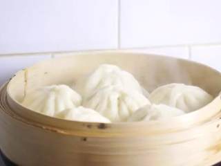 14、鲜肉包子,大火上汽后再蒸15分钟，关火焖三分钟