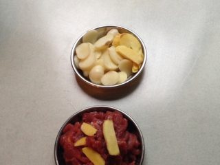 1、杏鲍菇炒肉,里脊肉切肉片，放入盐，嫩肉粉，料酒，腌制备用，姜，蒜切片，备用