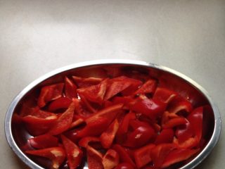 3、杏鲍菇炒肉,红菜椒斜刀切片，备用