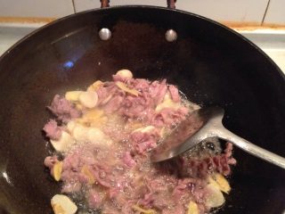 9、杏鲍菇炒肉,翻炒片刻，待肉片断生时，加入少许料酒，翻炒