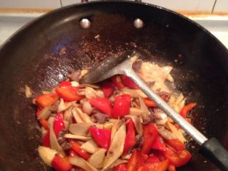 15、杏鲍菇炒肉,装盘既成