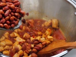 5、宫保鸡丁,13、炒至汤汁浓稠，倒入花生米。