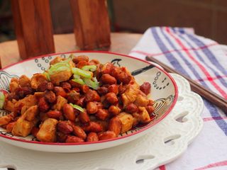 7、宫保鸡丁,撒上小葱。