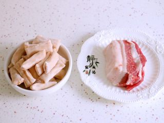 1、麻辣香锅,准备好带皮五花肉。平时不吃五花肉的朋友也会爱上这道菜。