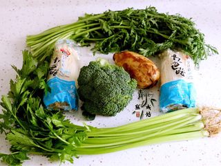 2、麻辣香锅,准备好自己喜欢的蔬菜。香锅之所以倍受欢迎，因为它＂有容乃大＂，能随意搭配。