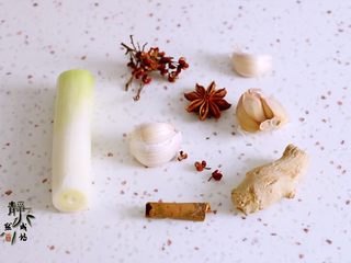 3、麻辣香锅,主要香料合影。如果花椒麻味小，可以加适量的麻椒。另外准备好麻辣火锅底料及豆瓣酱。