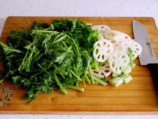 6、麻辣香锅,把所有的蔬菜改刀。