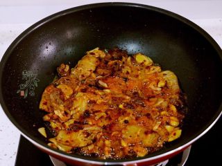 14、麻辣香锅,接着放入郫县豆瓣酱炒出红油。