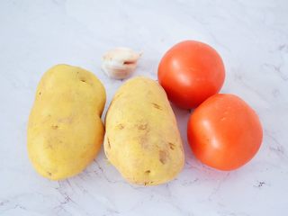 1、番茄土豆片,准备好材料