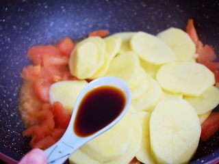8、番茄土豆片,加入生抽