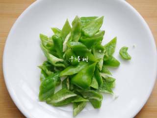 3、平菇青椒炒鸡蛋 好吃又营养的超快手家常菜,青椒去蒂去籽切成斜片。