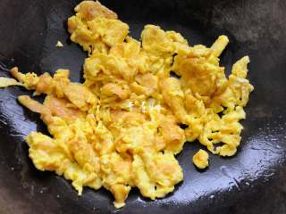 6、平菇青椒炒鸡蛋 好吃又营养的超快手家常菜,给鸡蛋翻个面,两面都炒好后可以根据自己喜好用锅铲划拉成大块还是小块,鸡蛋炒好后盛到碗里备用。