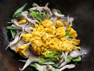 11、平菇青椒炒鸡蛋 好吃又营养的超快手家常菜,将炒好的鸡蛋块儿倒入锅内翻匀。