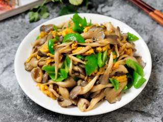 13、平菇青椒炒鸡蛋 好吃又营养的超快手家常菜,一道好吃又营养的平菇青椒炒鸡蛋就做好了,从开火到出锅不会超过10分钟,美味快手家常菜。