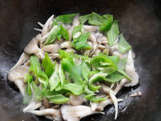 10、平菇青椒炒鸡蛋 好吃又营养的超快手家常菜,撒入青椒片,翻炒到断生。