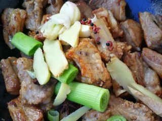 5、十味 红烧排骨,再放入葱姜蒜花椒八角继续翻炒，要不停的翻炒，直到锅底有些油被炒出闻到香味为止，这是这道菜好吃的关键。