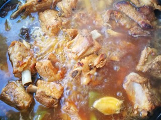 7、十味 红烧排骨,转小火炖一小时，一小时以后加盐改大火收汁