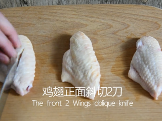 1、可乐鸡翅真的没有你想象的那么难，快来学！,鸡翅正面斜切2刀