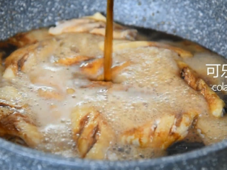 9、可乐鸡翅真的没有你想象的那么难，快来学！,倒入可乐