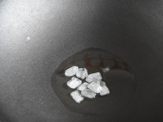 5、手把手教你做肥而不腻的“板栗红烧肉”，看着都流口水！,锅中倒入少许油，放入20g冰糖，炒至融化