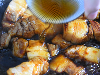 7、手把手教你做肥而不腻的“板栗红烧肉”，看着都流口水！,然后倒入20g生抽、5g老抽、20g花雕酒