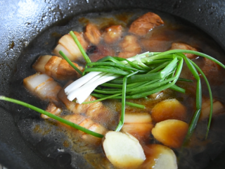 8、手把手教你做肥而不腻的“板栗红烧肉”，看着都流口水！,炒匀，加入清水没过五花肉，放入葱结、姜片，烧开后转小火焖煮40分钟