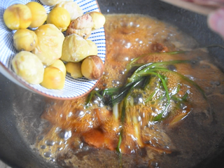 9、手把手教你做肥而不腻的“板栗红烧肉”，看着都流口水！,开盖倒入板栗，关盖继续炖煮30分钟