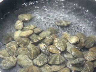 3、香辣花甲,下入花甲煮至花甲开口捞出备用