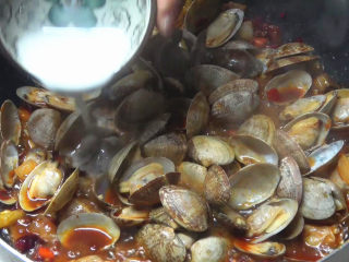 10、香辣花甲,加入水淀粉勾芡