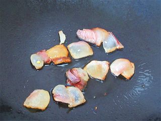 5、腊肉蒜香卷心菜,热锅放入肥腊肉部分炸出油来