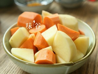 4、电饭煲版咖喱牛腩,胡萝卜和马铃薯切滚刀块，装起备用。