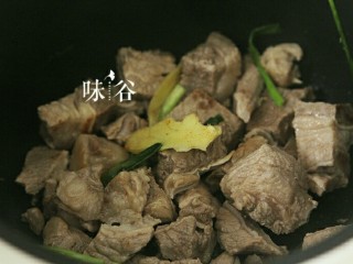 7、电饭煲版咖喱牛腩, 炒好的牛腩转入另外一个锅内，我用的是电饭锅。
