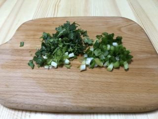 2、番茄豆腐菌菇汤,葱和香菜切成末备用。