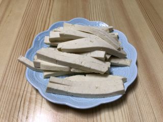 3、番茄豆腐菌菇汤,豆腐切成条状。