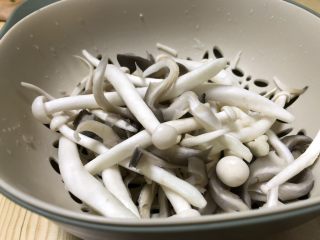 5、番茄豆腐菌菇汤,菌菇清洗干净控水备用。