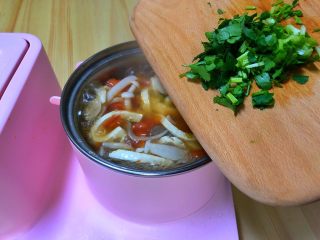 13、番茄豆腐菌菇汤,出锅加入香菜末。