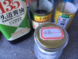 7、葱油手撕杏鲍菇,准备好酱料