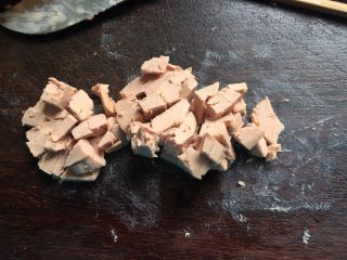 3、鹅肝酱蛋炒饭,鹅肝酱切小丁