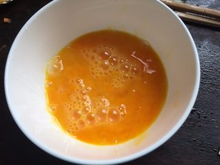 4、鹅肝酱蛋炒饭,2个鸡蛋打散