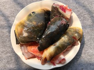 1、鱼头豆腐汤,今天买的鱼头比较大，我叫店家帮忙剁成小块了