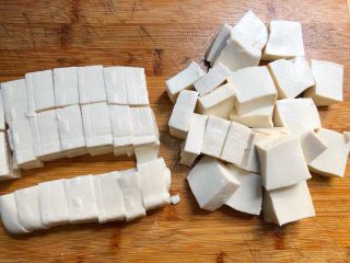 5、鱼头豆腐汤,豆腐切块