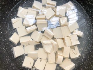 6、鱼头豆腐汤,冷水下锅焯一下，去去豆腥味